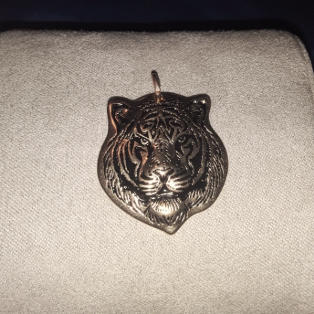 Gold tone tiger pendant